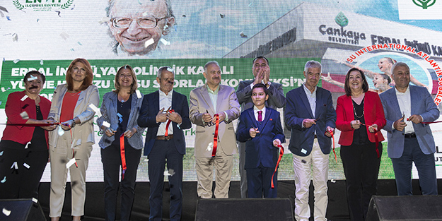 Böyle olur CHP'nin açılışı! 'Bacak şov'lu havuz açılış töreni