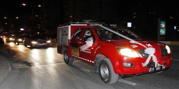 Böyle olur itfaiyecinin gelin arabası!