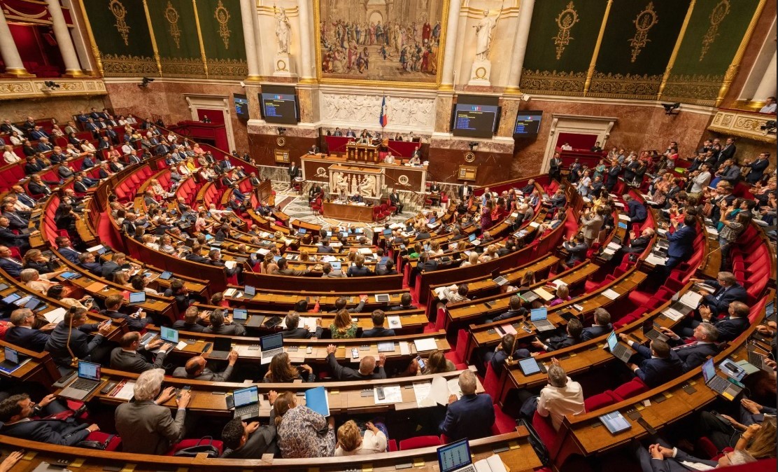 Böyle olur sömürgeci Fransa’nın demokrasisi! Siyonizm’i eleştireni yakacak yasa