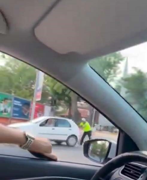 Böyle rahatlık görülmedi! Trafik polisinin haklı sitemi gülümsetti! Bu işte bir terslik var!