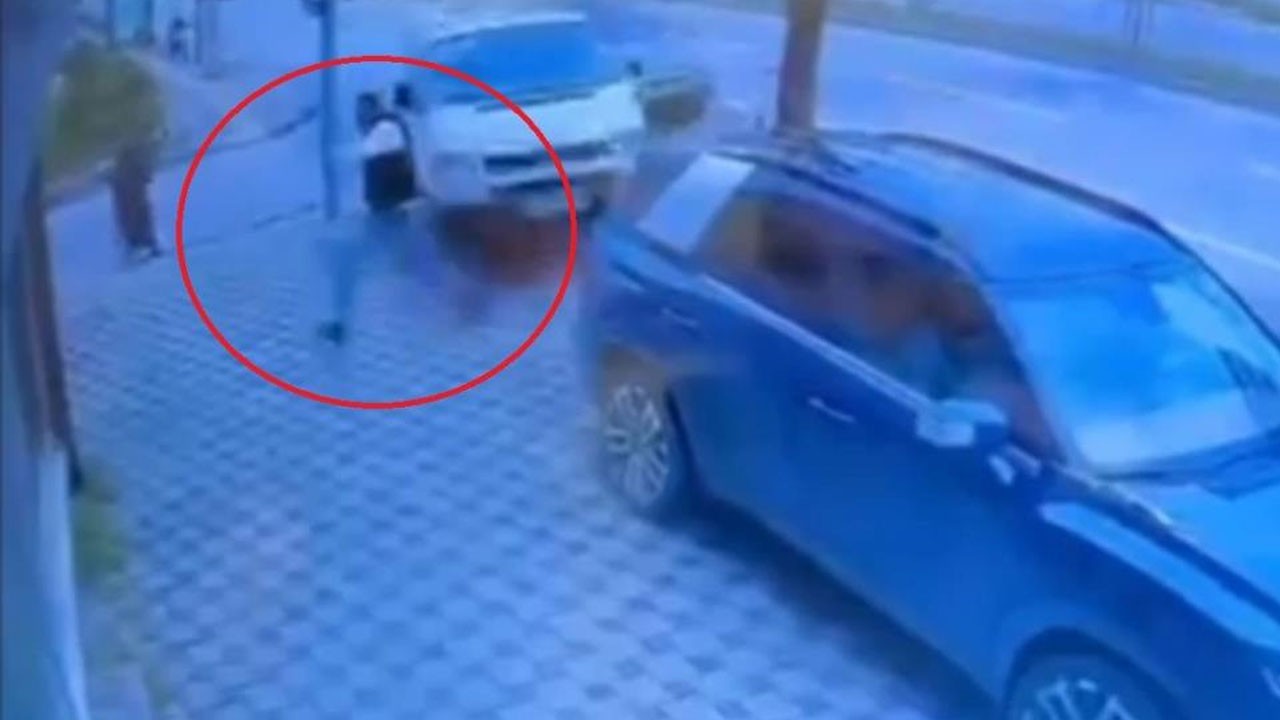 Böyle refleks görülmedi! İki araç arasında kalmaktan bakın nasıl kurtuldu