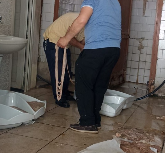 Böyle rezillik olmaz! Kokoreç için bağırsağı bakın nerede temizlediler