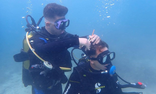 Böyle saç tıraşı görülmedi! Müşterisini aldı denize daldı