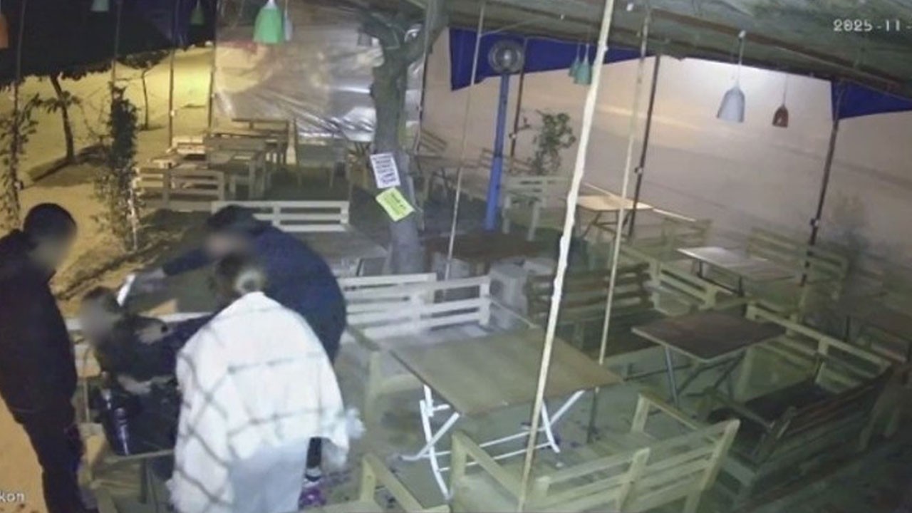 Böyle şaka olur mu? Genç, kafede kız kardeşinin kafasına silah dayadı