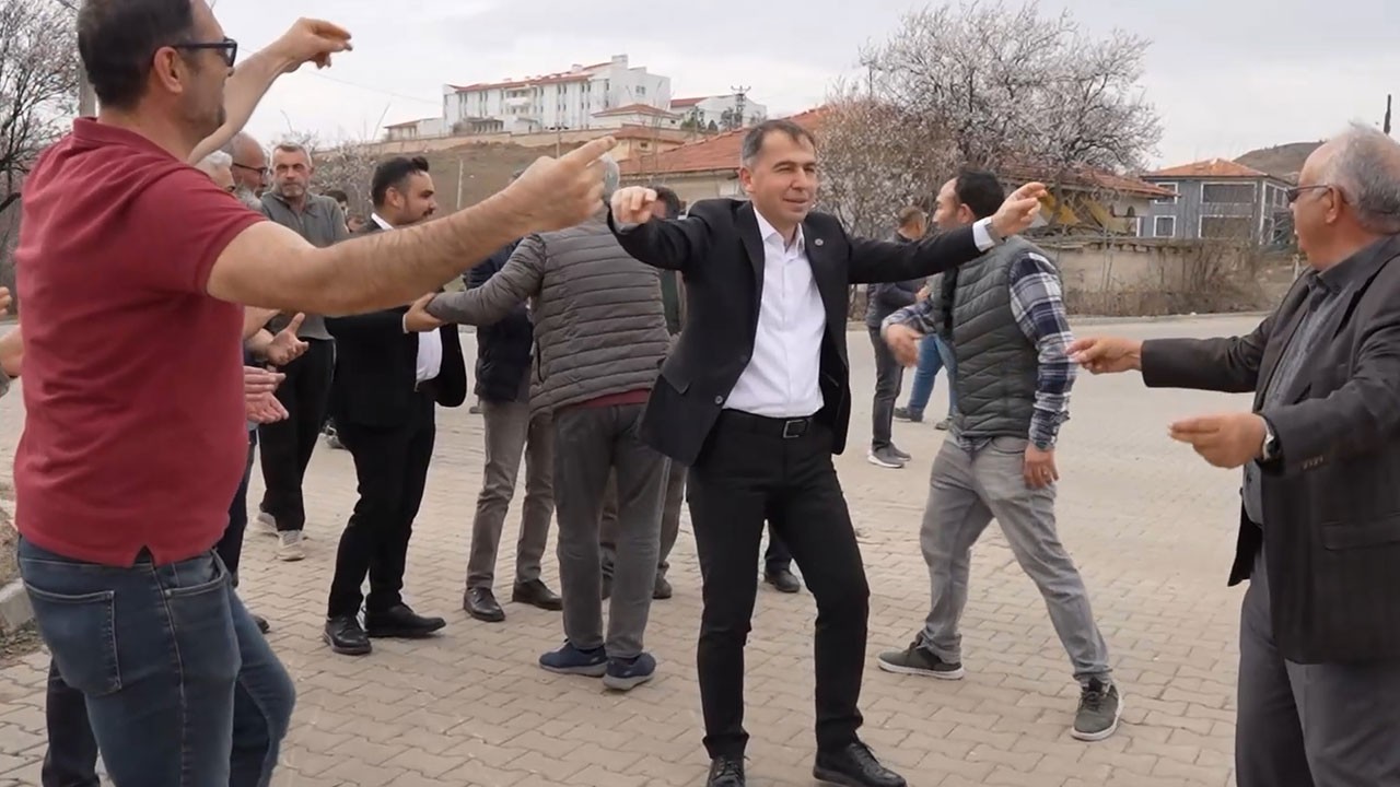 Böyle sevinç görülmedi! O ilçe hızlı tren müjdesini bayram havasında kutladı