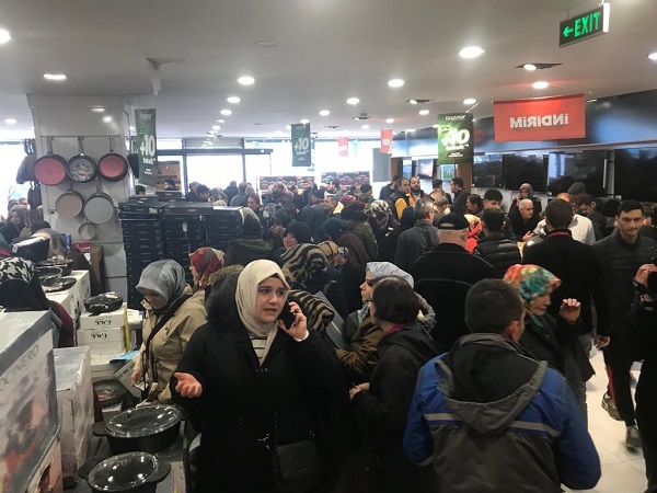 Böyle şey görülmedi! Mağaza önünde birbirlerini ısırdılar