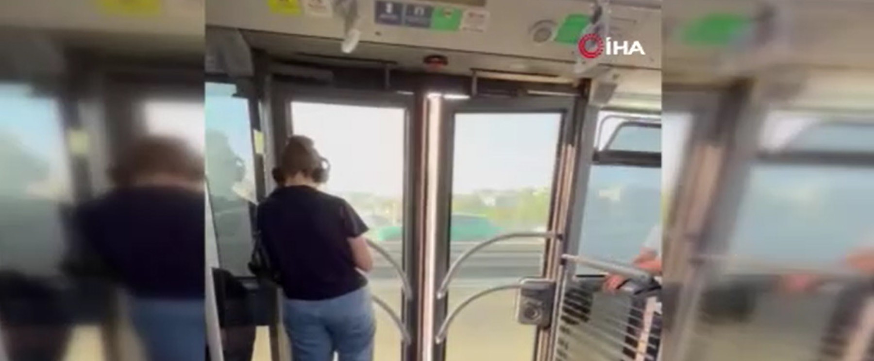 Böyle sorumsuzluk olmaz! Bakın metrobüs yolda nasıl ilerledi