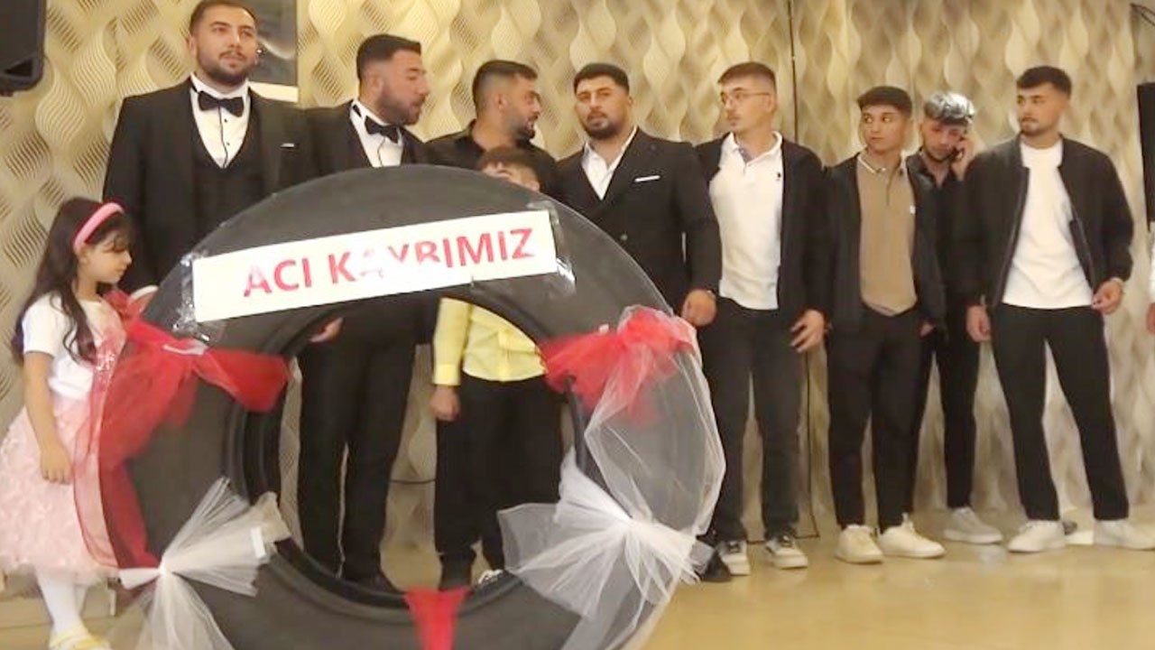 Böyle takı görülmedi: Damada düğünde tır lastiği taktılar