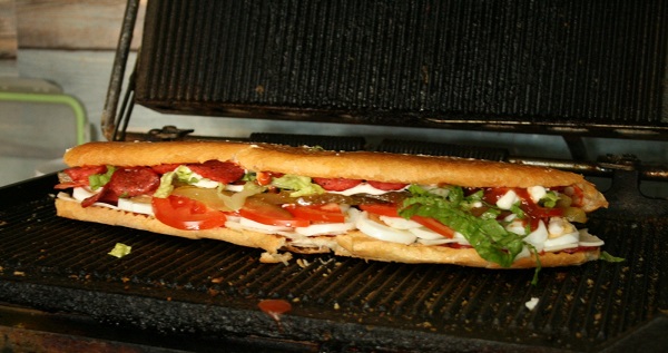 Böyle tost görülmedi! Müşterilere ilginç servis