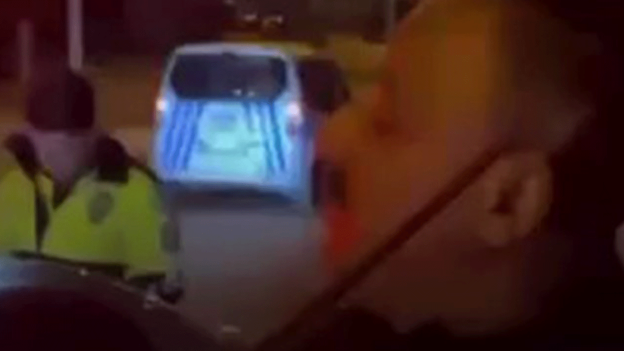 Böyle trafik çevirmesi görülmedi! Darbuka ve kemanla oyun havası!