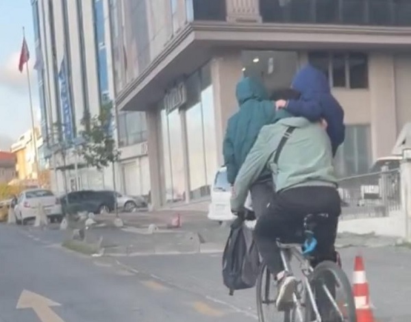 Böyle yolculuk olur mu? Çocukların canlarını tehlikeye attı