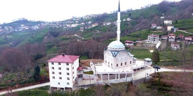 Böylesi ancak Karadeniz'de olur. Yolun üzerine...