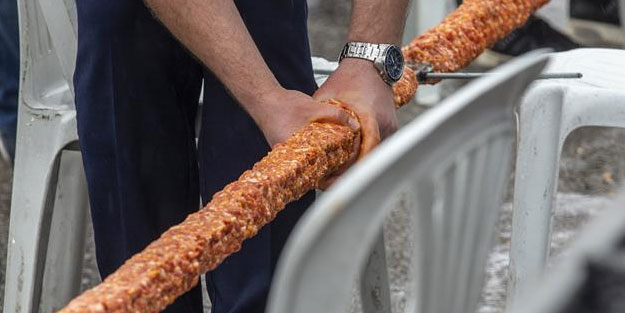 Böylesi daha önce yapılmadı! 40 metrelik Adana kebabı, saniyeler içinde tükendi