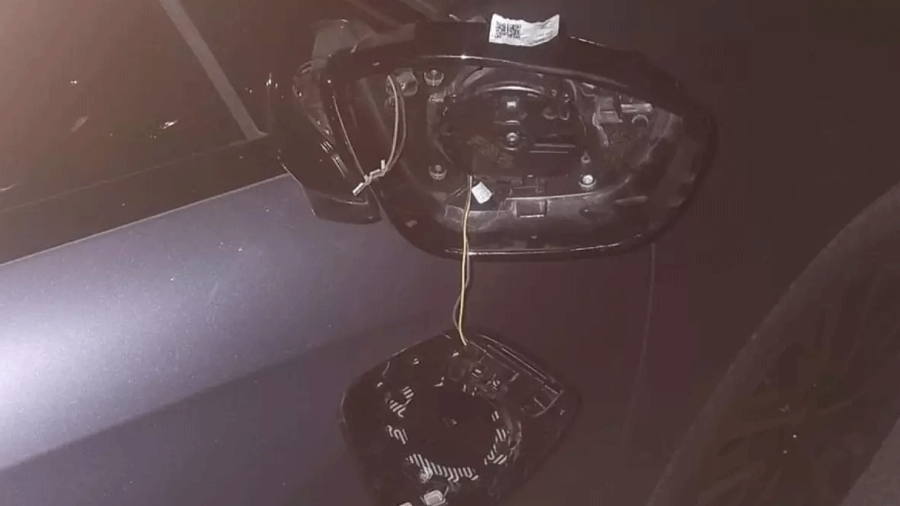 Böylesi görmedi! Otomobillerin dikiz aynasını kırdı