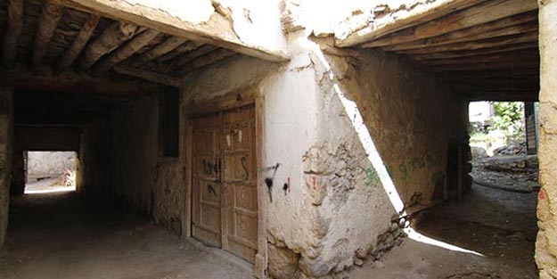 Böylesi görülmedi! Evlerin altından sokak geçiyor