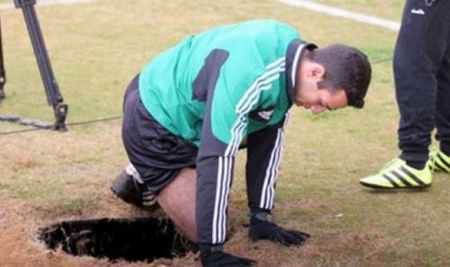 Böylesi görülmedi! Hakem çukura düştü!