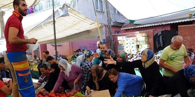 İstanbul'da böylesi görülmedi... Pazarı satın alıp bedava dağıttı!