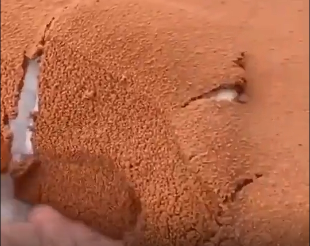 Böylesi ilk defa oldu! Karın üstüne çöl kumu yağdı