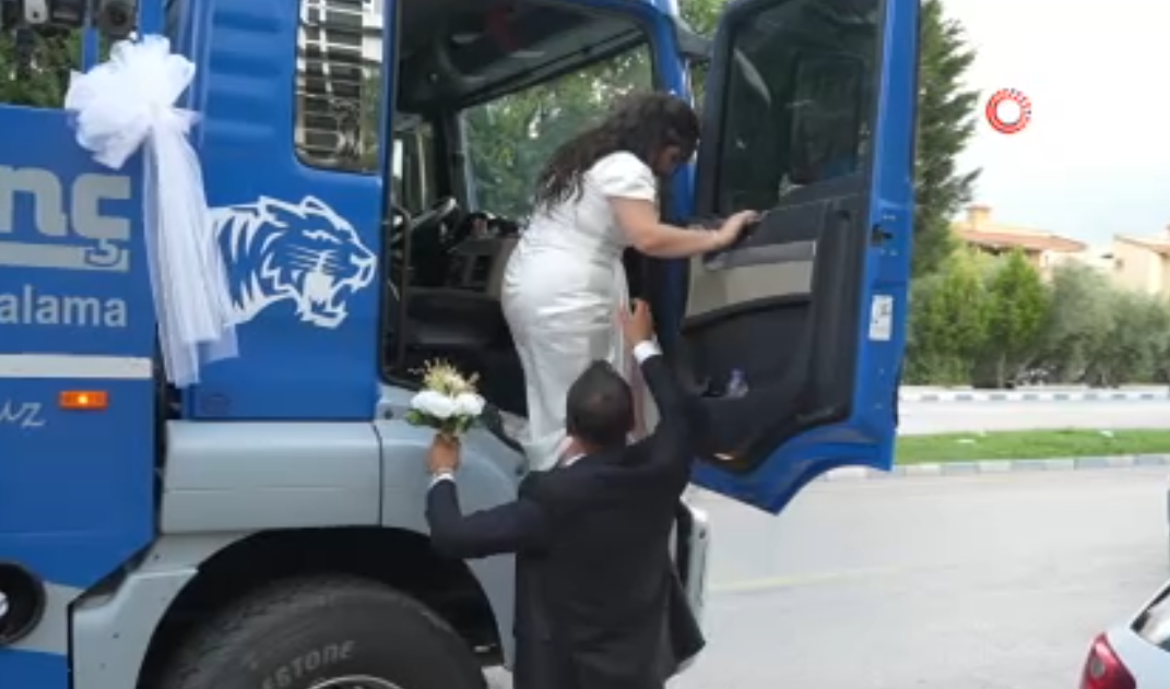 Böylesi ne görüldü ne duyuldu! Damat, gelini nikah masasına vinçle getirdi