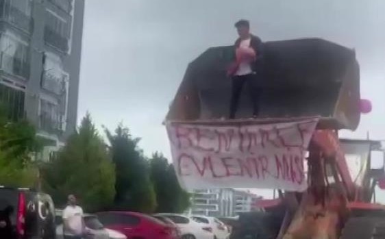 Böylesine az rastlanır! Sıradışı evlenme teklifi