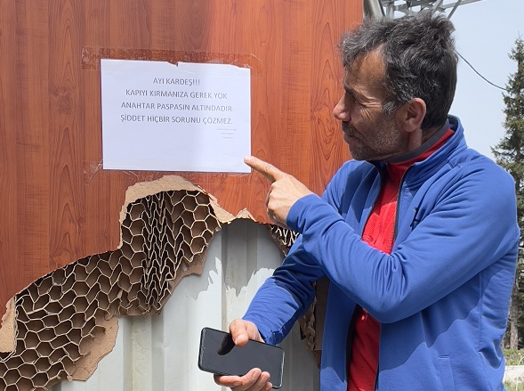 Böylesini daha önce görmemişsinizdir! Saldırılardan bıktı ayıya not yazdı