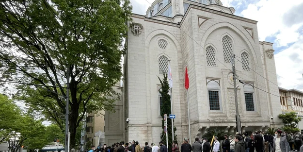 Böylesini yaşamamıştı! Bayram namazı defalarca kılındı!