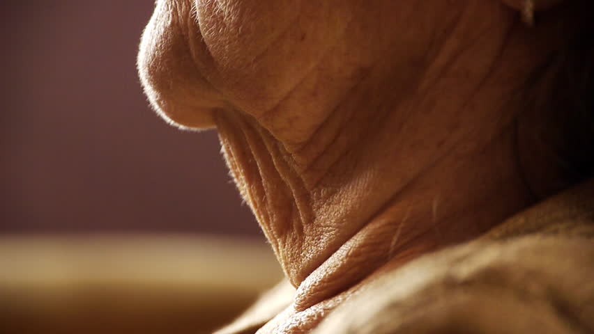 Boyun ve göğüs bölgesinin kırışmasını engelleyecek 7 yol