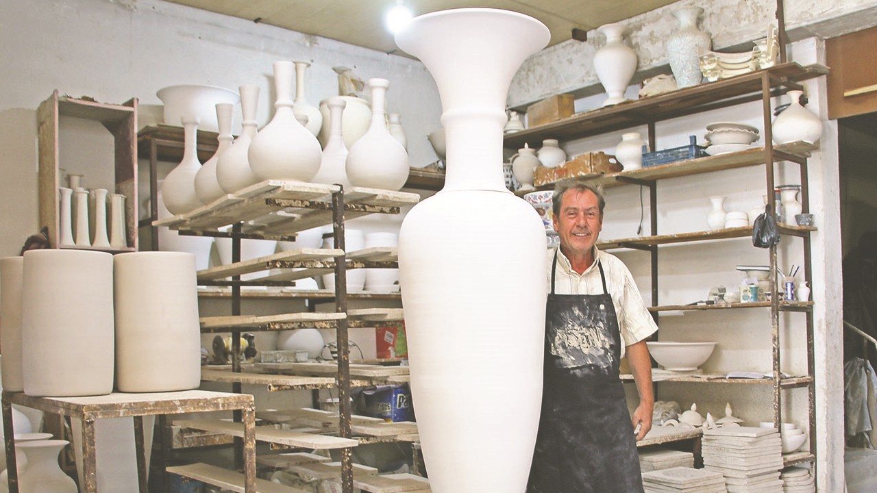 Boyundan uzun çini vazo yaptı!