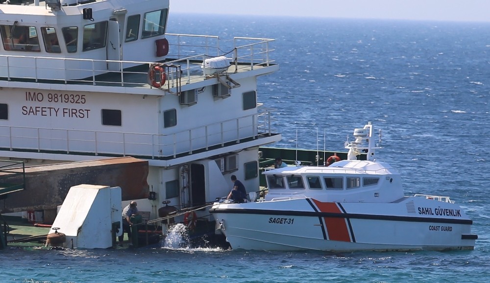 Bozcaada’da karaya vuran gemi Sahil Güvenlik tarafından kontrol edildi 