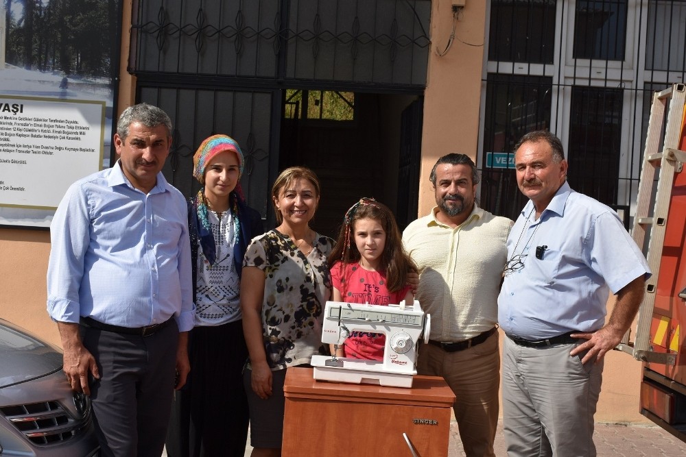 Bozdoğan, küçük kızın ’dikiş makinesi’ isteğini yerine getirdi 