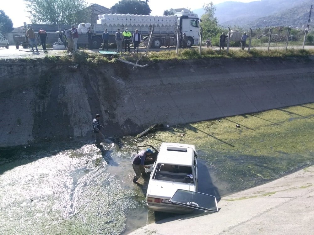Bozdoğan’da otomobil kanala uçtu; 2 yaralı 