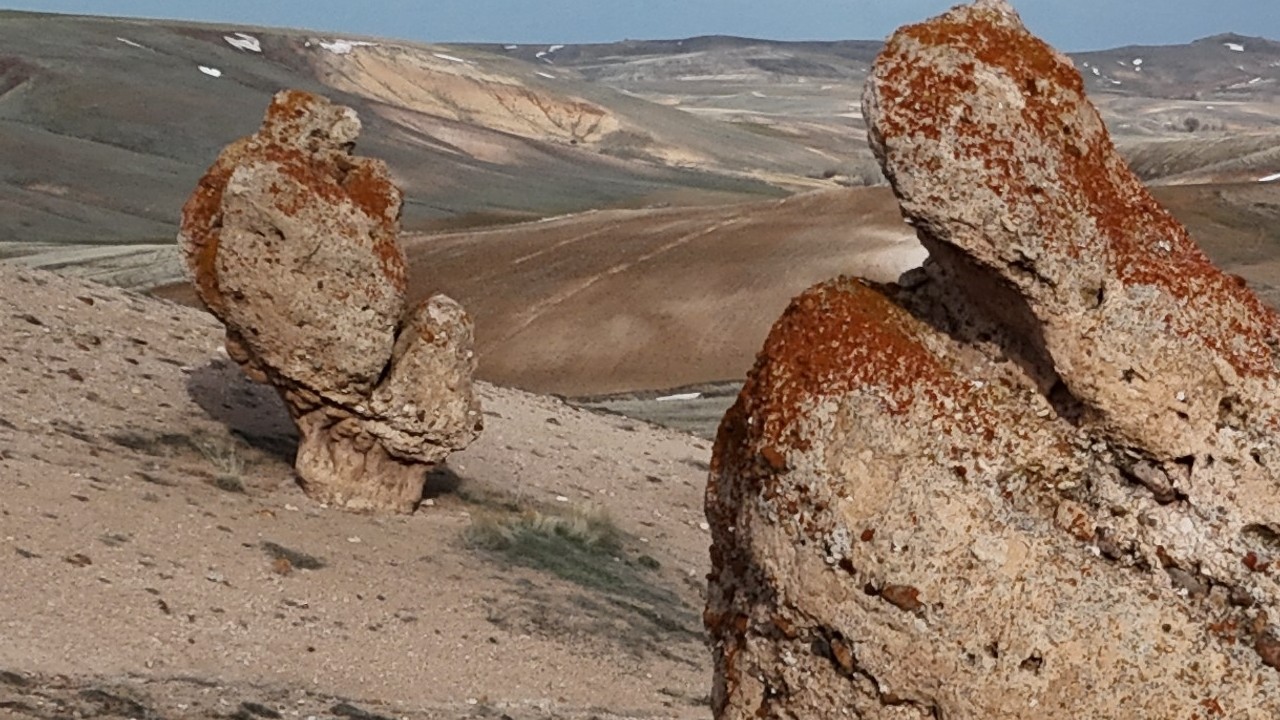 Bozkırın ortasındaki devasa kayalar köylünün merak konusu oldu