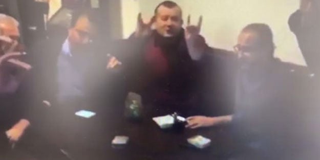 Bozkurt işareti krize yol açtı! Partisinden ihraç edildi