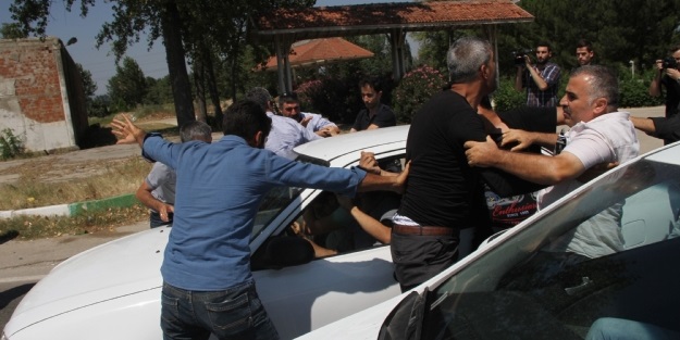 Bozkurt işaretine linç girişimi!