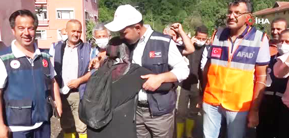 Bozkurt'ta sel mağduru kadın, Bakan Kurum'a sarılarak teşekkür etti