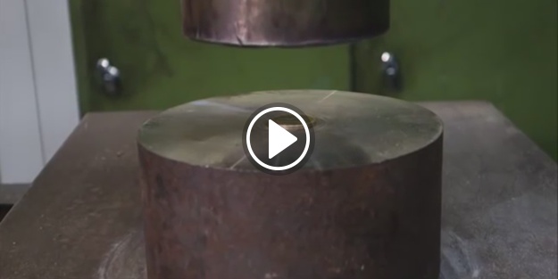 Bozuk para hidrolik pres makinesinin altında kalırsa...