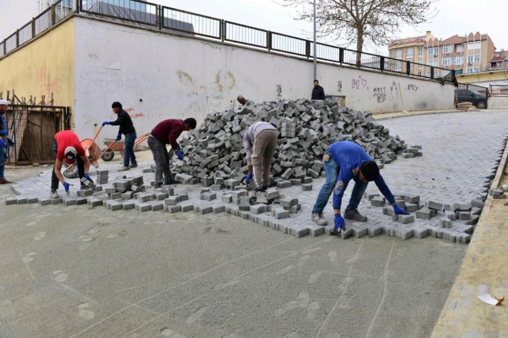 Bozuk yollar tek tek yenileniyor 