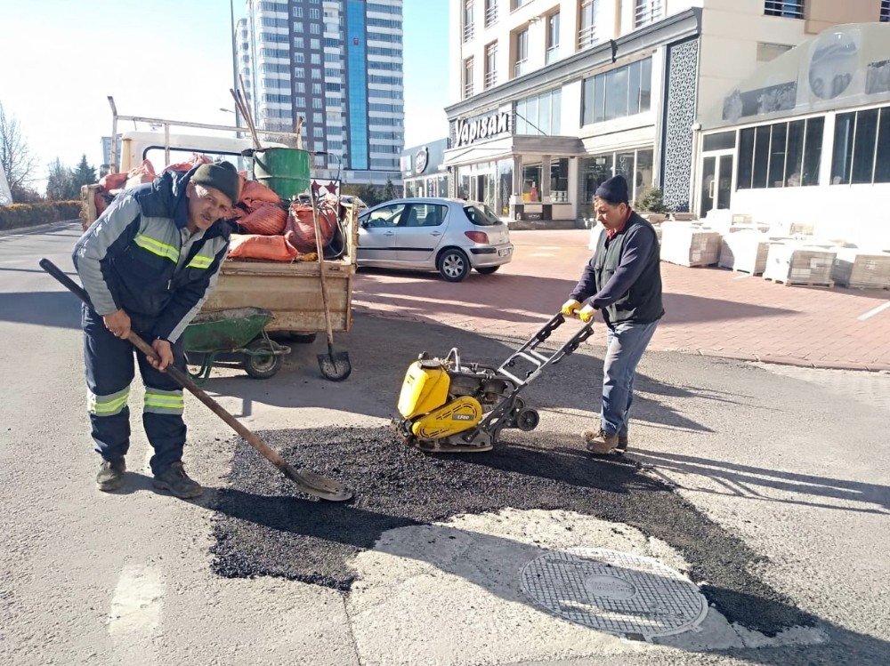 Bozuk yollar ve yaya kaldırımları onarılıyor 