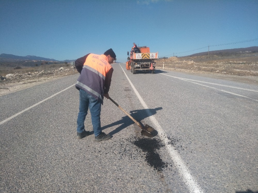 Bozulan asfalt yollara yama çalışması 