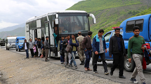 Bozulan yolcu otobüsünde 103 yabancı uyruklu yakalandı
