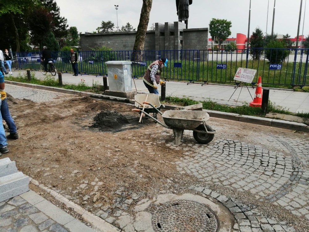 Bozulan yollara küp taş tamiri yapılıyor 
