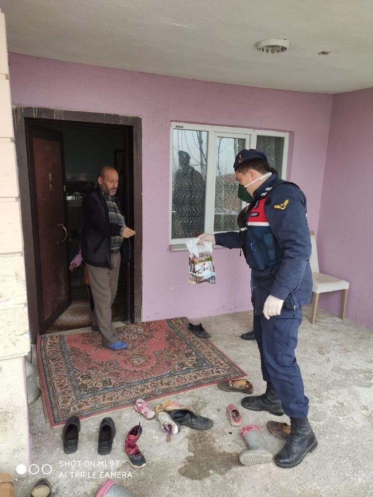 Bozüyük’te köylülerin ihtiyaçlarını jandarma ekipleri karşılıyor 