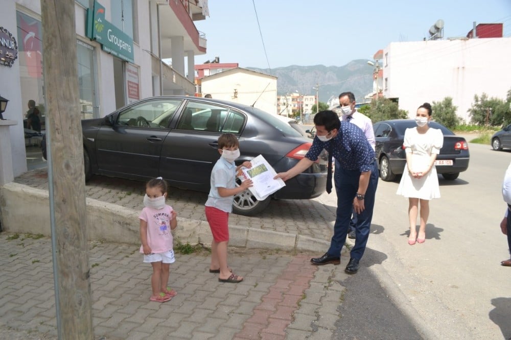 Bozyazı’da öğrencilere ödülleri evlerinde verildi 