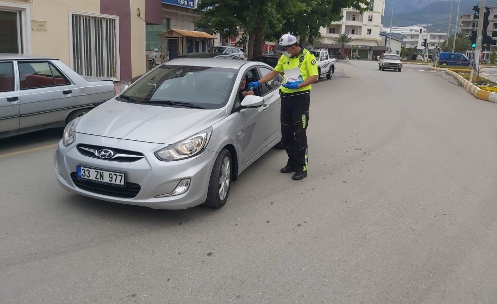 Bozyazı’da trafik polisleri, vatandaşlara maske dağıttı 