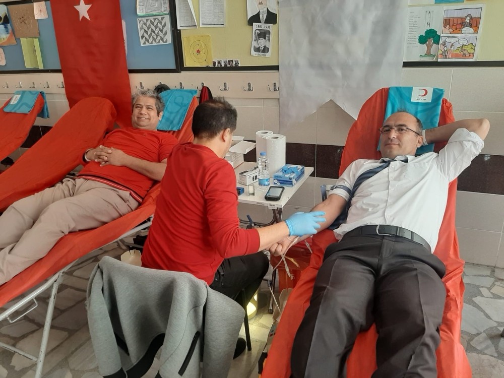 Bozyazı’da veliler ve öğretmenler kan bağışında bulundu 