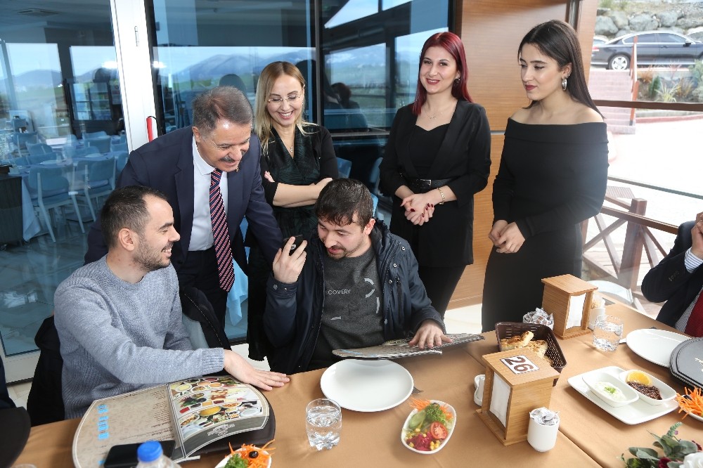 Braille alfabeli ve QR kodlu menü 