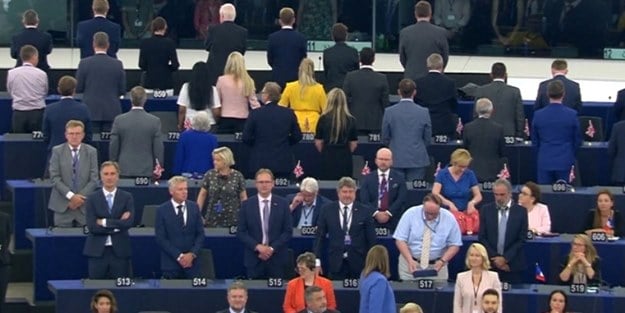 Brexit yanlıları Avrupa Parlamentosu'nda çalınan marşa sırt döndü