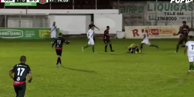 Dünya futbolunu ayağa kaldıran görüntüler! Hakemi öldürüyordu