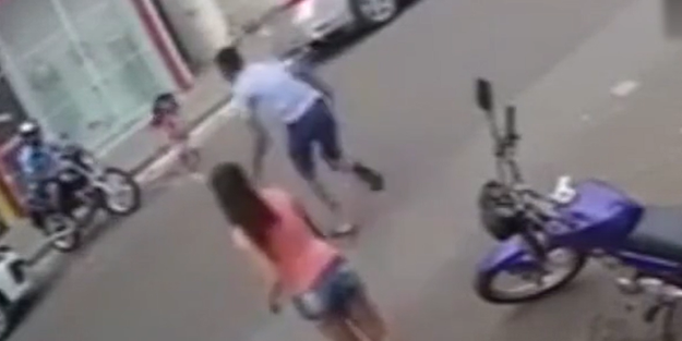 Kardeşini arabanın altında kalmaktan son anda kurtardı