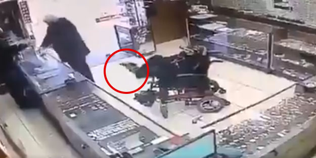 Filmlerde bile göremeyeceğiniz olay! Ayağıyla soygun yapmaya kalktı